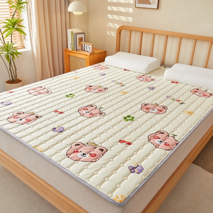 91家纺网 家纺一手货源 找家纺 迪乐妮 2025新款双面可用抑菌冰丝床褥爬爬垫-大床图 米熊