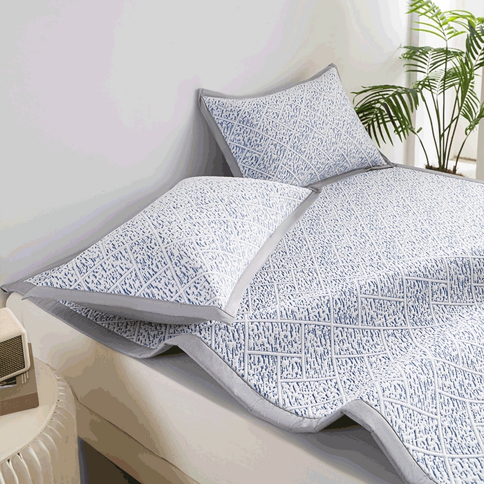 91家纺网 家纺一手货源 找家纺 鑫姿席业 2025新款A类凉感冰豆豆席 雅致床席款-冰深蓝