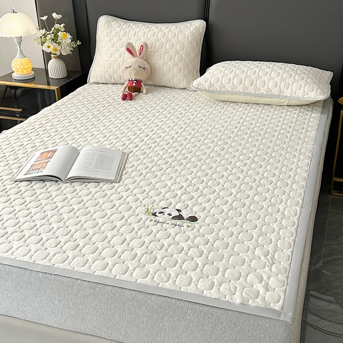 91家纺网 家纺一手货源 找家纺 爱洛家纺 2025新款凉感丝羽丝棉床垫 熊猫-奶白