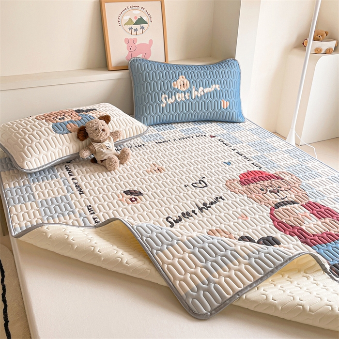 91家纺网 家纺一手货源 找家纺 布卢姆床垫 2025新款A类大版数码凉感丝乳胶凉席 咖啡熊-蓝