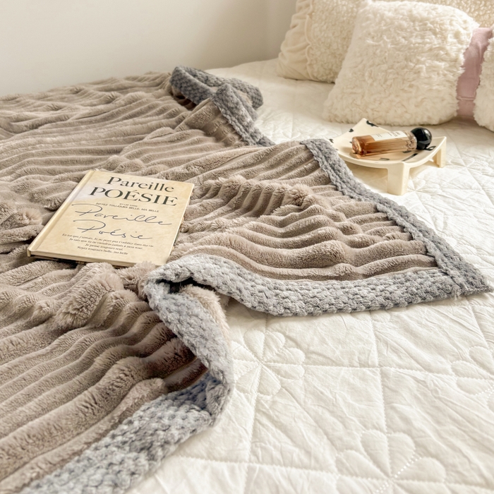 91家纺网 家纺一手货源 找家纺 潮邦创意家居2025新款云朵绒灰边舒绵云朵毯 灰边舒绵云朵毯-咖色