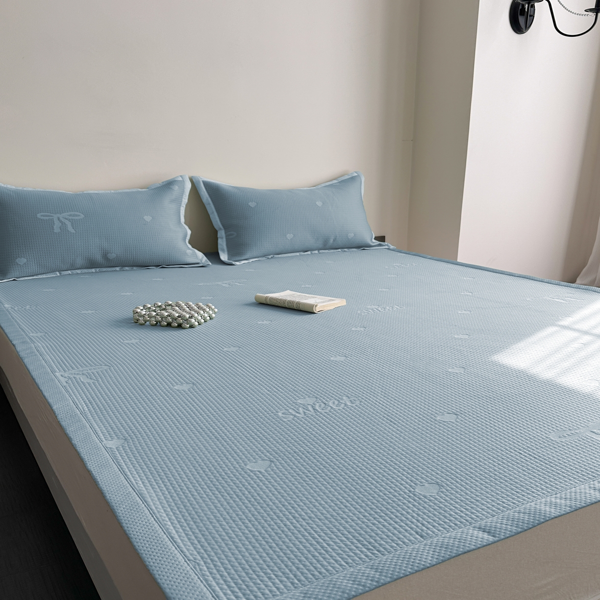 91家纺网 家纺一手货源 找家纺 2025新款夏季3D清凉感纯色凉豆豆系列凉席床笠 蓝色