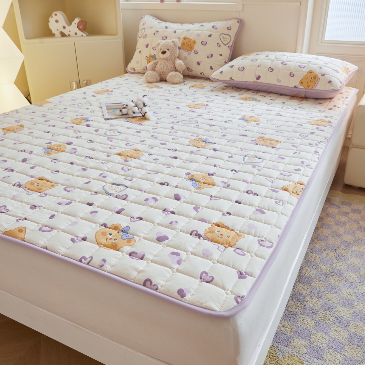 91家纺网 家纺一手货源 找家纺 魅图家纺 2025新款A类云朵棉抗菌棉花床护垫 爱心熊