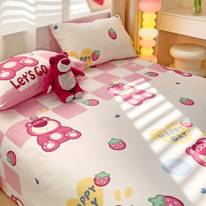 91家纺网 家纺一手货源 找家纺 名兮家居 2025新款全棉纯棉经典小版奥特曼三丽鸥床单【含防伪标】 宝宝草莓熊