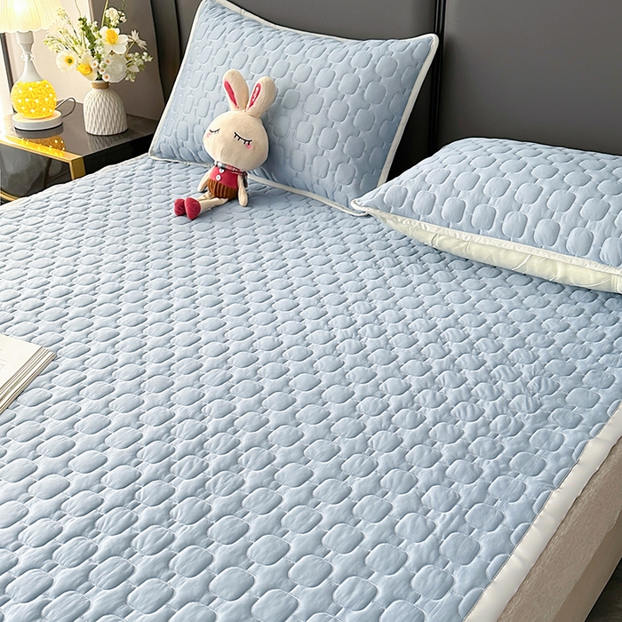 91家纺网 家纺一手货源 找家纺 爱洛家纺 2025新款凉感丝羽丝棉床垫 熊猫-蓝