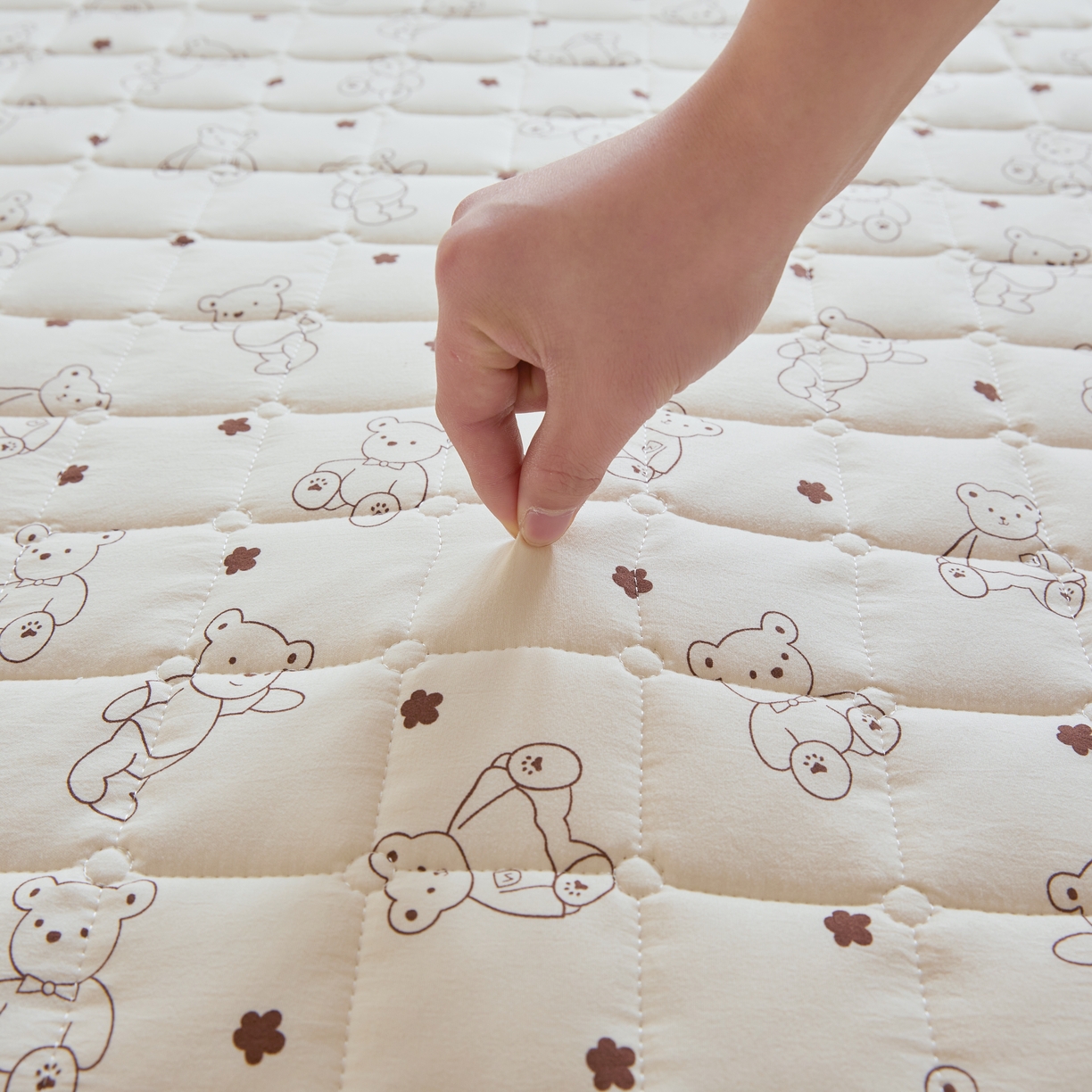 91家纺网 家纺一手货源 找家纺 魅图家纺 2025新款A类云朵棉抗菌棉花床护垫 小熊院长