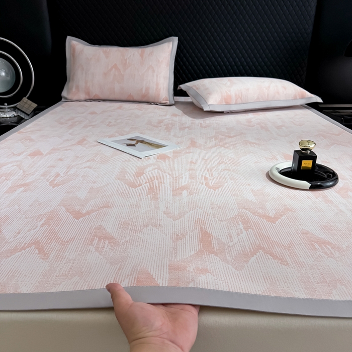 91家纺网 家纺一手货源 找家纺 小萌虎 小萌虎 2025新款PE高分子乙纶提花凉感凉席床席款床笠款 山溪-粉（床席款）