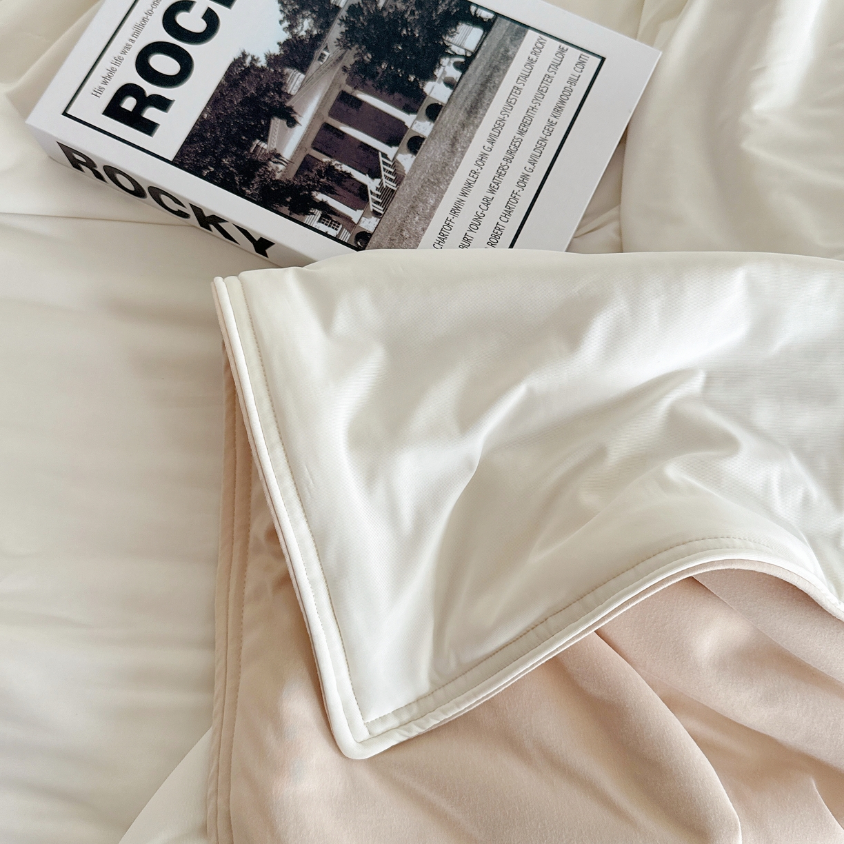 91家纺网 家纺一手货源 找家纺 兜米家居 2025新品某朵同款深睡双感夏被空调被 浅杏