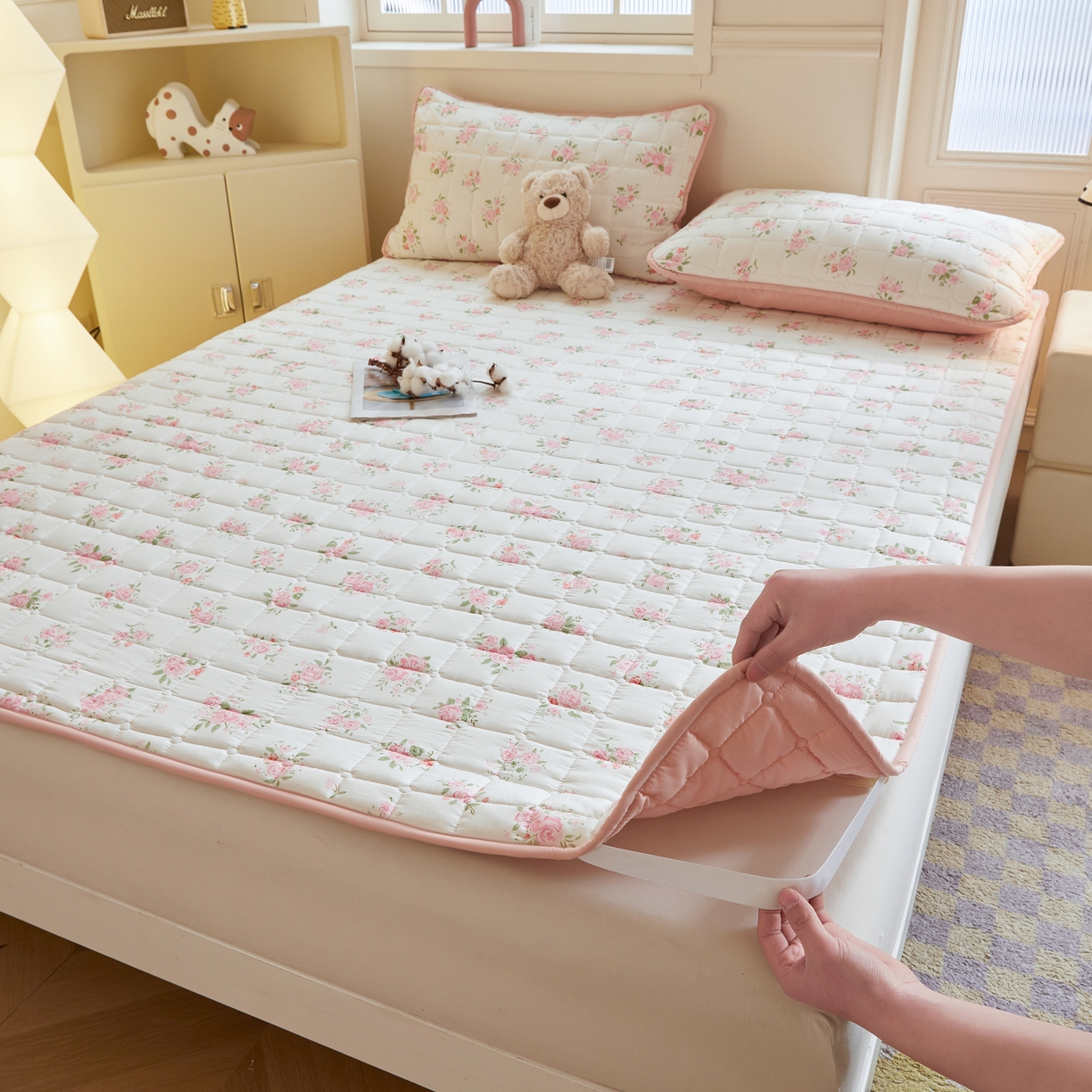 91家纺网 家纺一手货源 找家纺 魅图家纺 2025新款A类云朵棉抗菌棉花床护垫 浪漫花园