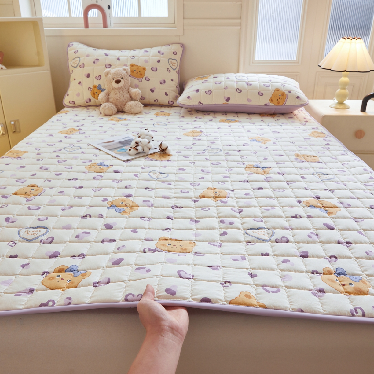 91家纺网 家纺一手货源 找家纺 魅图家纺 2025新款A类云朵棉抗菌棉花床护垫 爱心熊