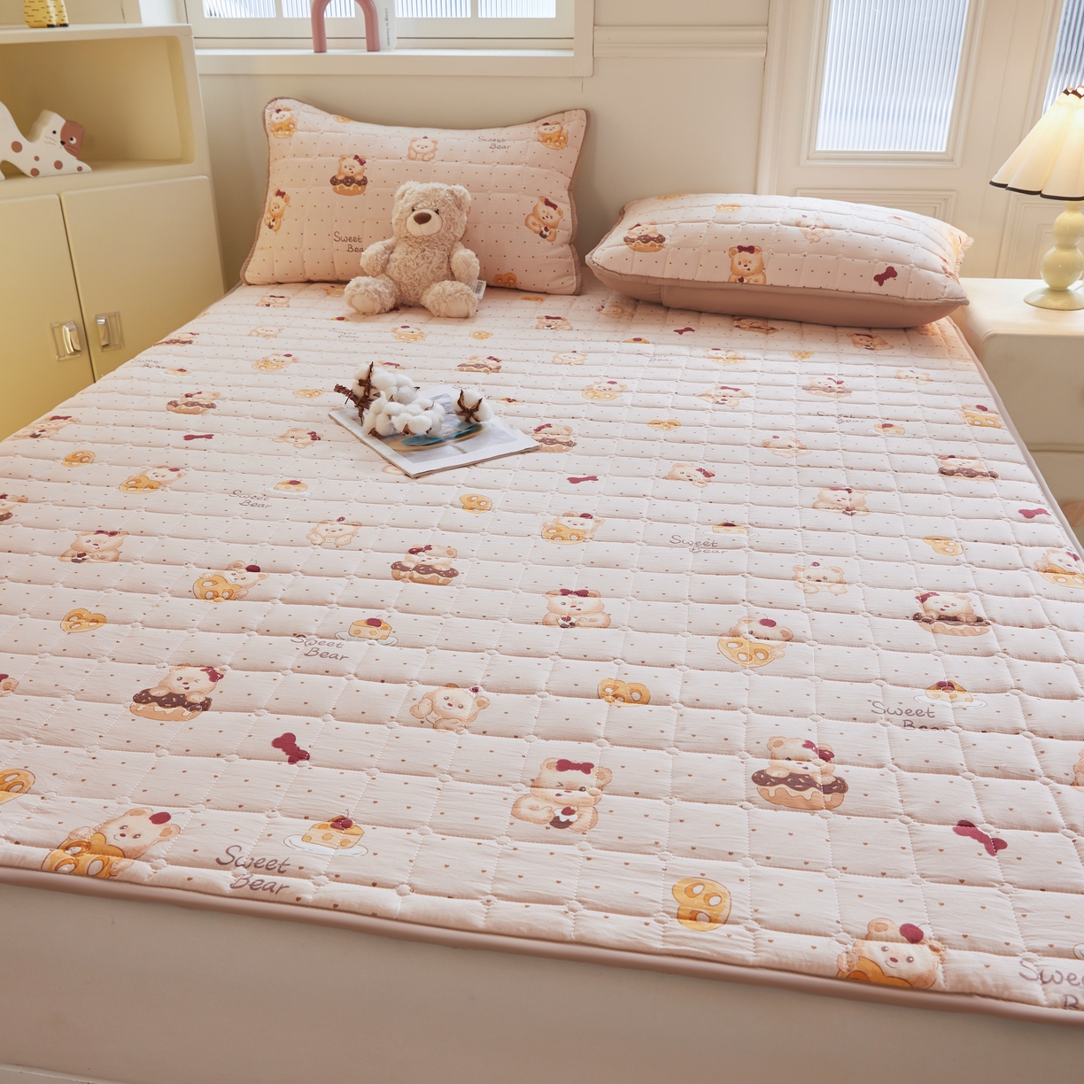 91家纺网 家纺一手货源 找家纺 魅图家纺 2025新款A类云朵棉抗菌棉花床护垫 甜心小熊