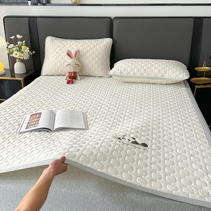 爱洛家纺 2025新款凉感丝羽丝棉床垫 熊猫-奶白