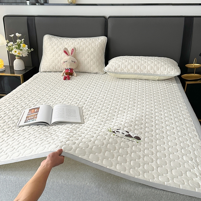 91家纺网 家纺一手货源 找家纺 爱洛家纺 2025新款凉感丝羽丝棉床垫 熊猫-奶白