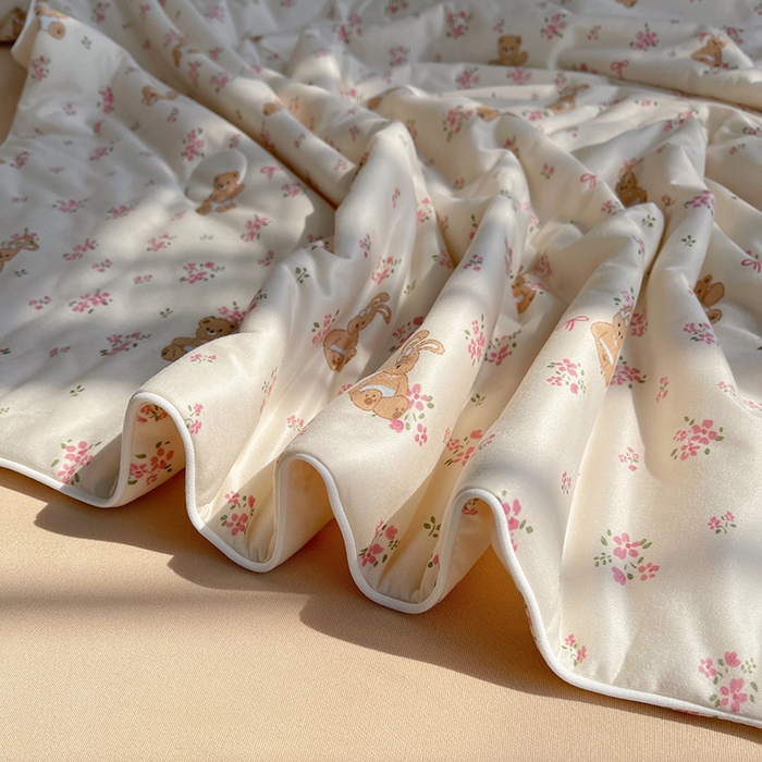 91家纺网 家纺一手货源 找家纺 简爱 2025新款A类针织棉大豆纤维夏被 花朵小兔