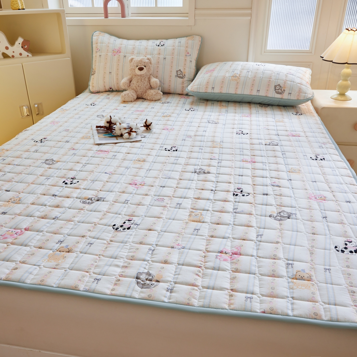 91家纺网 家纺一手货源 找家纺 魅图家纺 2025新款A类云朵棉抗菌棉花床护垫 田园猫咪