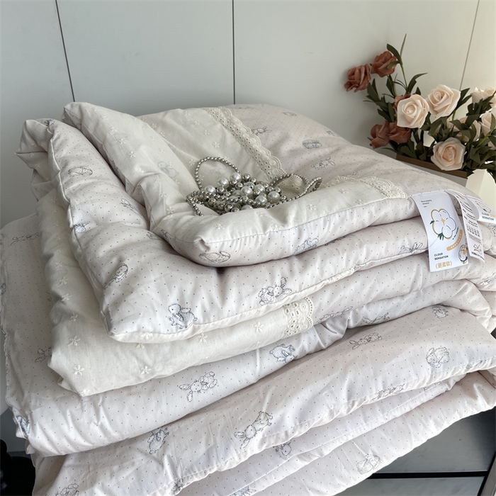 91家纺网 家纺一手货源 找家纺 奈萝家纺 奈萝2025新款全棉13372法式花边纯棉夏被春秋被 波点小兔