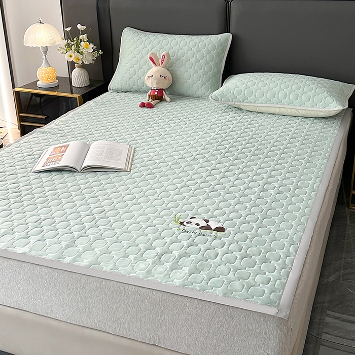 91家纺网 家纺一手货源 找家纺 爱洛家纺 2025新款凉感丝羽丝棉床垫 熊猫-浅天蓝