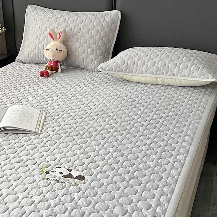 91家纺网 家纺一手货源 找家纺 爱洛家纺 2025新款凉感丝羽丝棉床垫 熊猫-浅灰