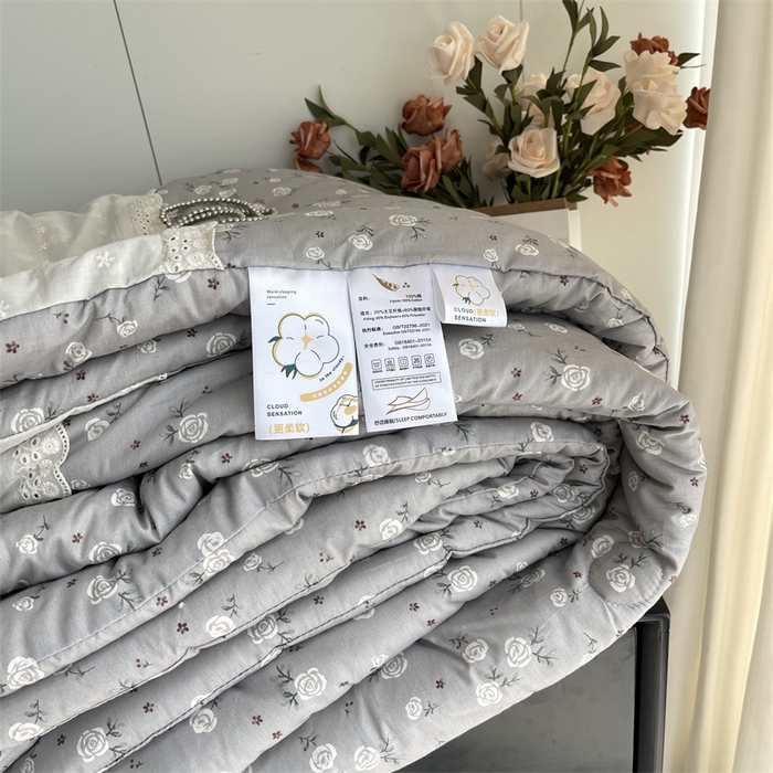 91家纺网 家纺一手货源 找家纺 奈萝家纺 奈萝2025新款全棉13372法式花边纯棉夏被春秋被 灰色玫瑰