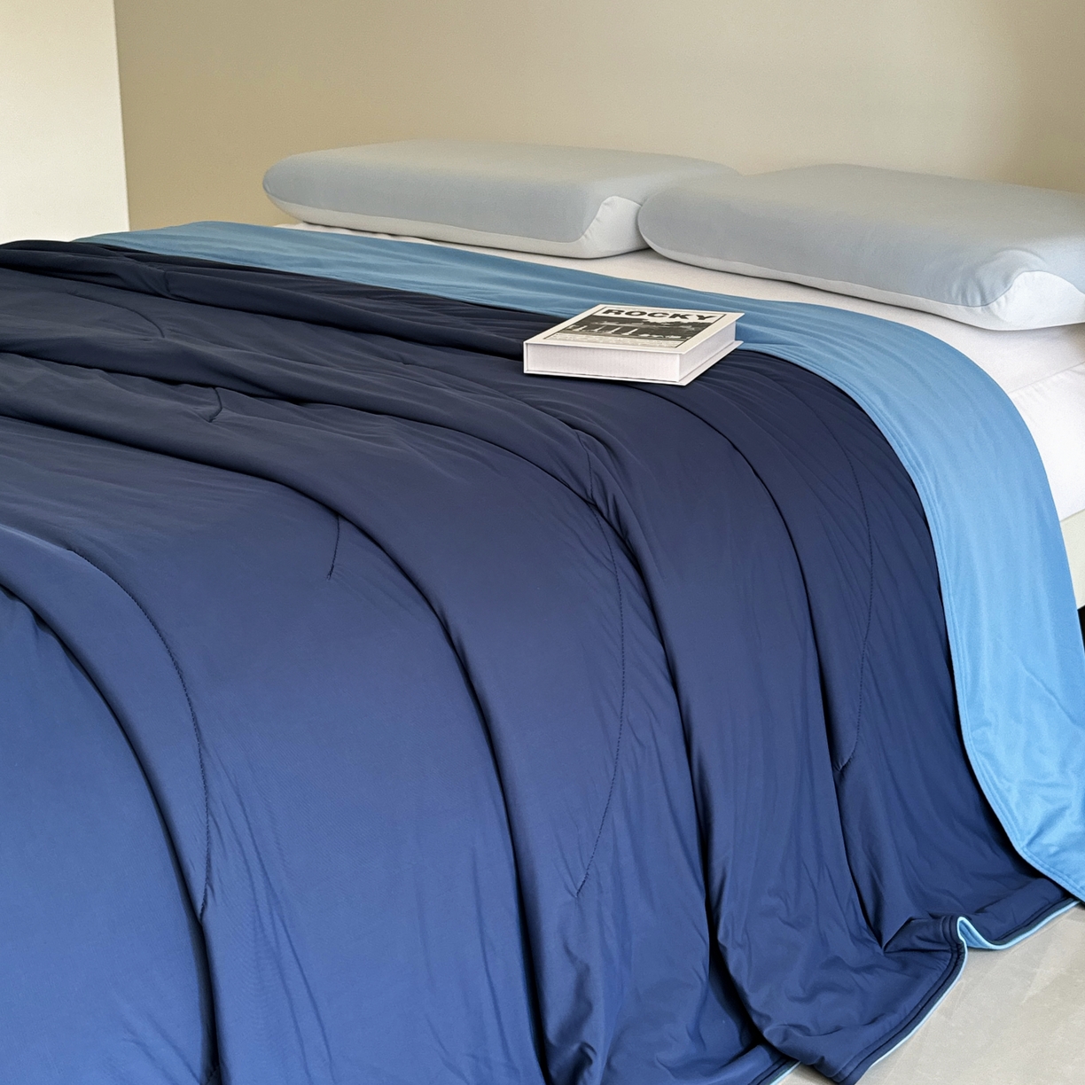 91家纺网 家纺一手货源 找家纺 兜米家居 2025新品某朵同款深睡双感夏被空调被 深蓝