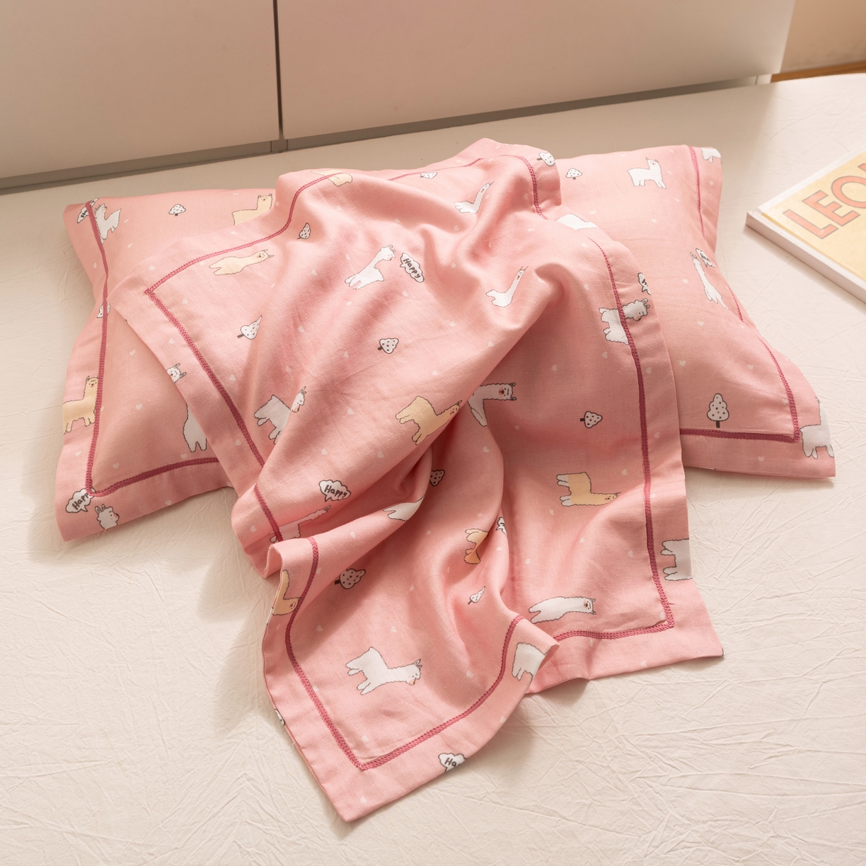 91家纺网 家纺一手货源 找家纺 萌番宝 2025新款A类全棉纯棉水洗双层纱卡通儿童单枕套信封枕单枕套 枕套单件 羊驼粉