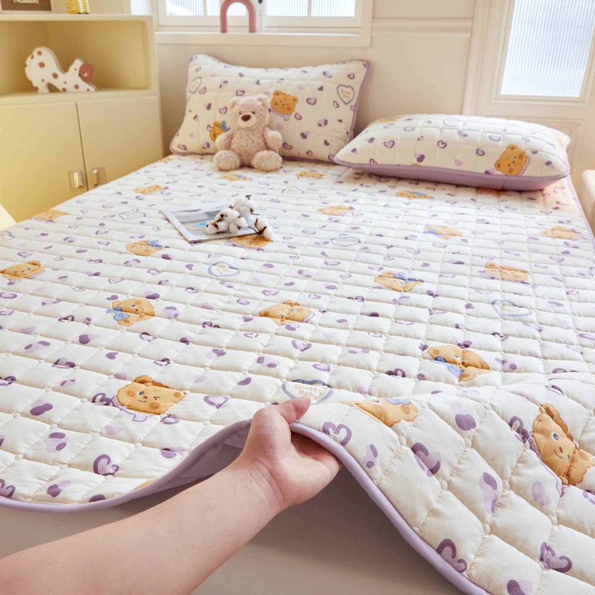 91家纺网 家纺一手货源 找家纺 魅图家纺 2025新款A类云朵棉抗菌棉花床护垫 爱心熊