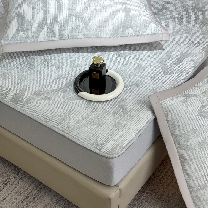 91家纺网 家纺一手货源 找家纺 999家纺 2025新款高端轻奢PE中分子凉感大提花凉席软席 山溪-灰（床笠款）