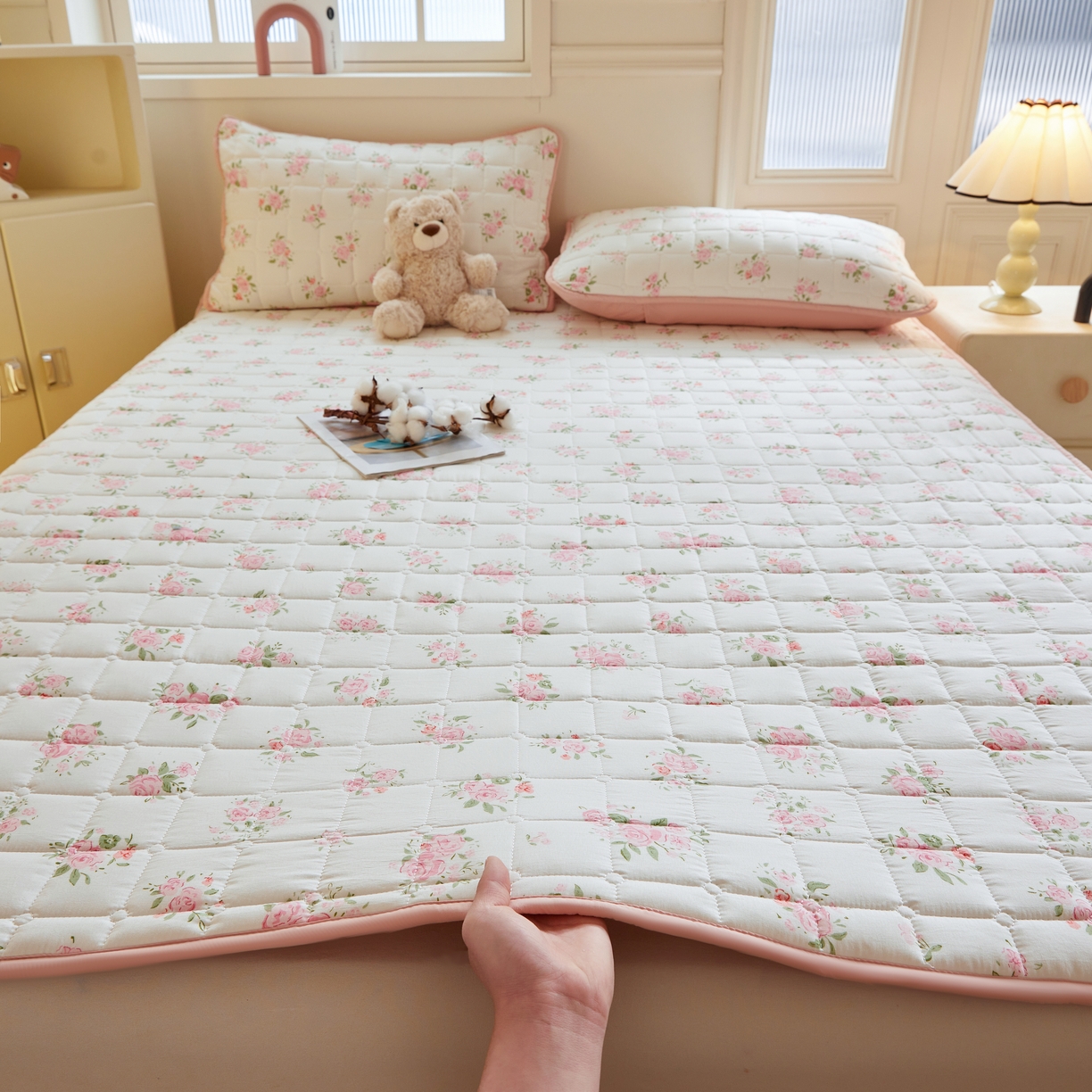 91家纺网 家纺一手货源 找家纺 魅图家纺 2025新款A类云朵棉抗菌棉花床护垫 浪漫花园