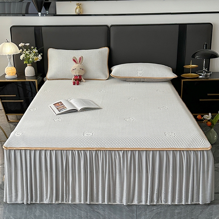 91家纺网 家纺一手货源 找家纺 爱洛家纺 2025新款凉感丝豆豆四件套床裙席 浅灰~小熊