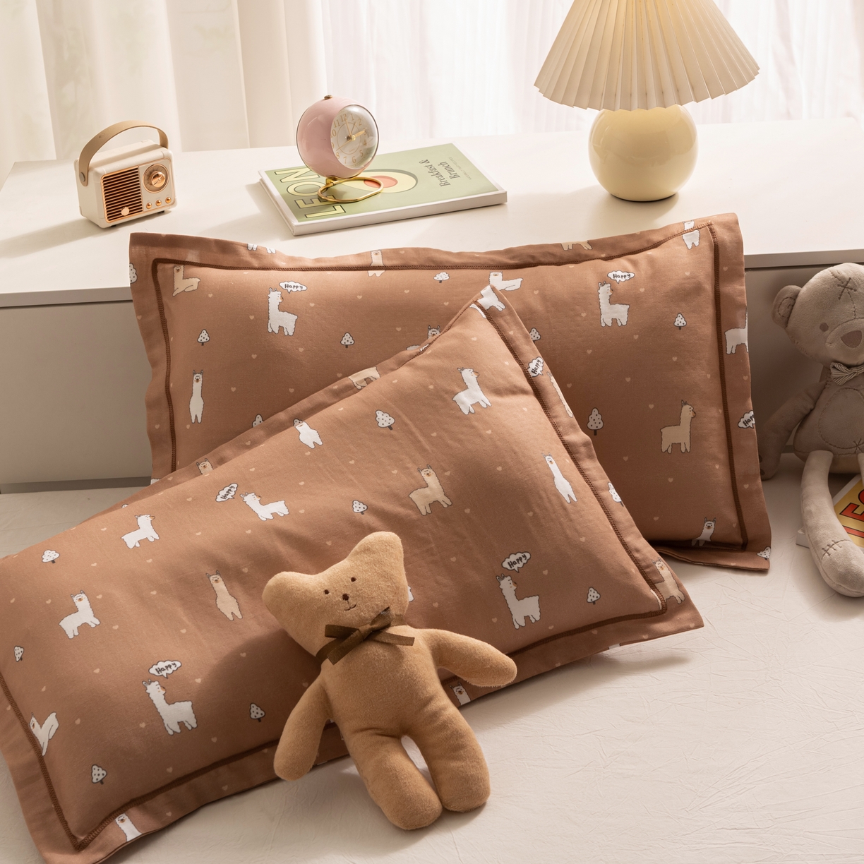 91家纺网 家纺一手货源 找家纺 萌番宝 2025新款A类全棉纯棉水洗双层纱卡通儿童单枕套信封枕单枕套 枕套单件 羊驼咖