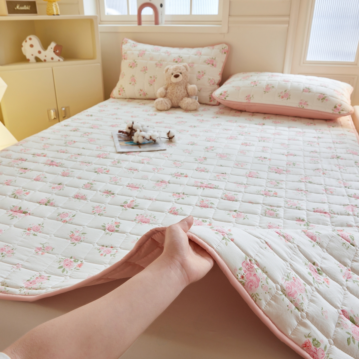 91家纺网 家纺一手货源 找家纺 魅图家纺 2025新款A类云朵棉抗菌棉花床护垫 浪漫花园