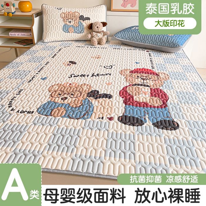91家纺网 家纺一手货源 找家纺 布卢姆床垫 2025新款A类大版数码凉感丝乳胶凉席 咖啡熊-蓝