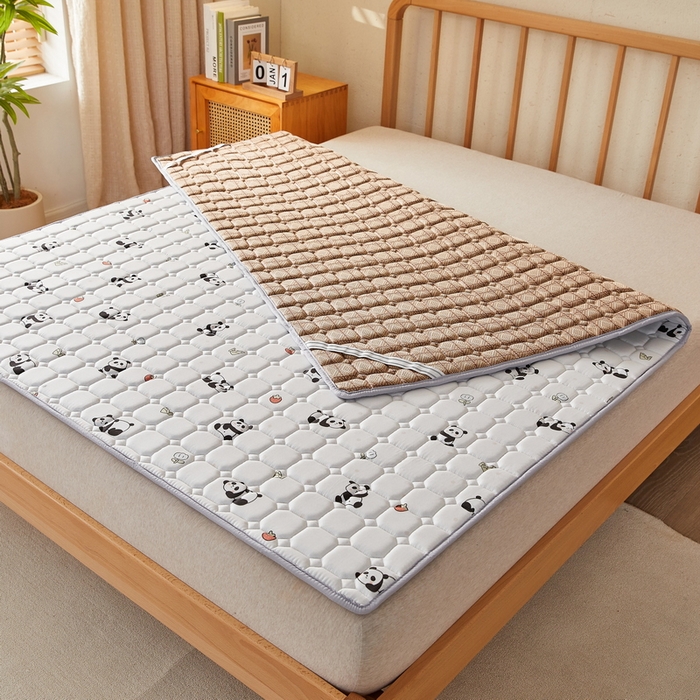 91家纺网 家纺一手货源 找家纺 迪乐妮 2025新款双面可用抑菌冰丝床褥爬爬垫-大床图 熊猫