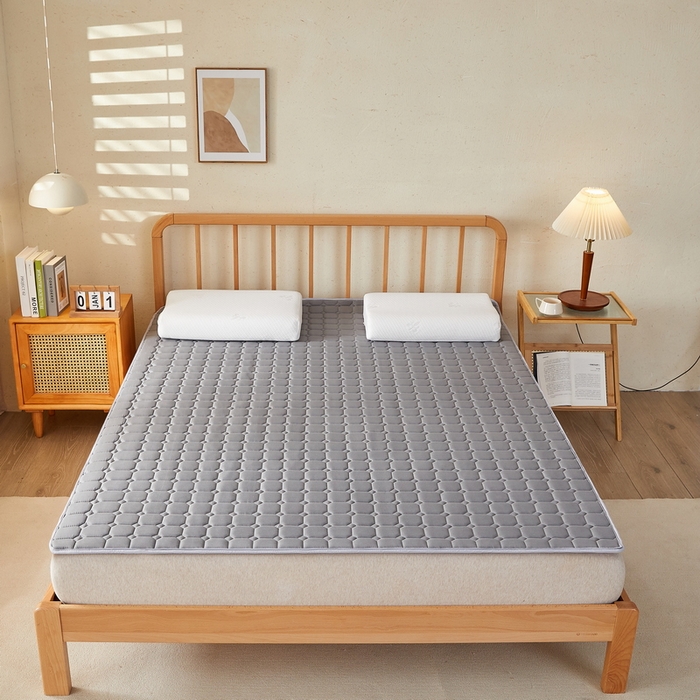 91家纺网 家纺一手货源 找家纺 迪乐妮 2025新款双面可用抑菌冰丝床褥爬爬垫-大床图 绅士灰