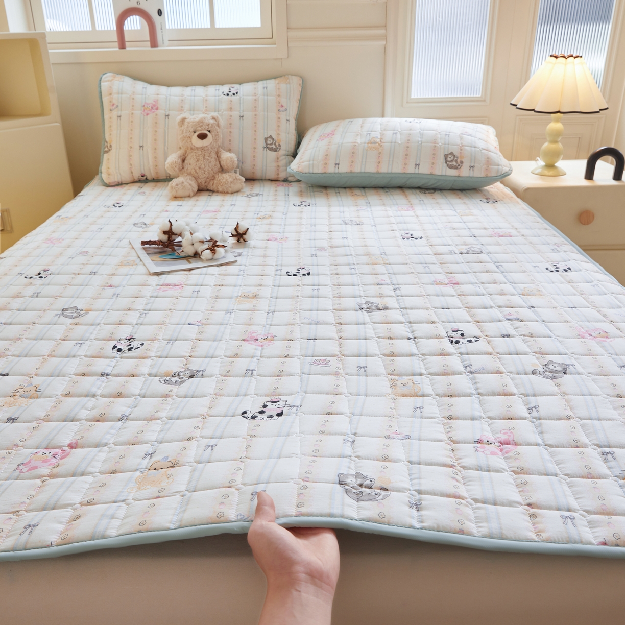 91家纺网 家纺一手货源 找家纺 魅图家纺 2025新款A类云朵棉抗菌棉花床护垫 田园猫咪