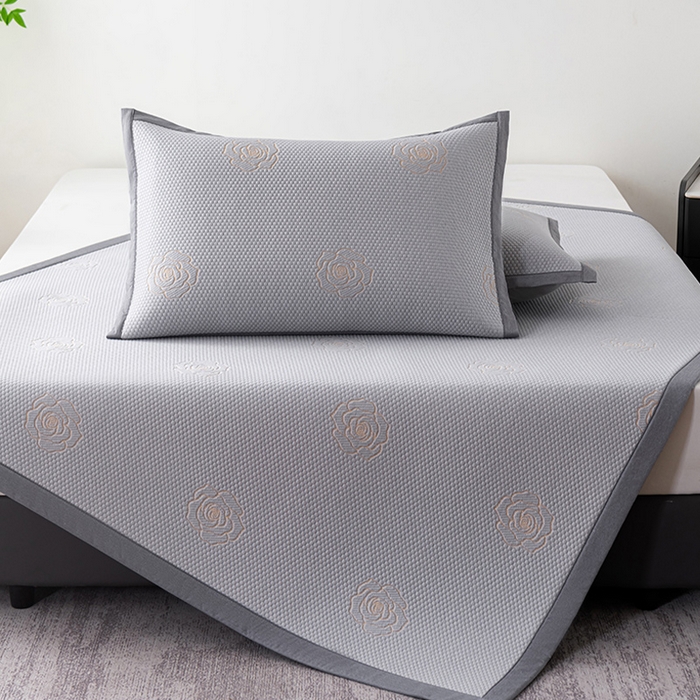 91家纺网 家纺一手货源 找家纺 2025新款山茶花系列冰豆豆凉席 山茶花床席款-浅灰