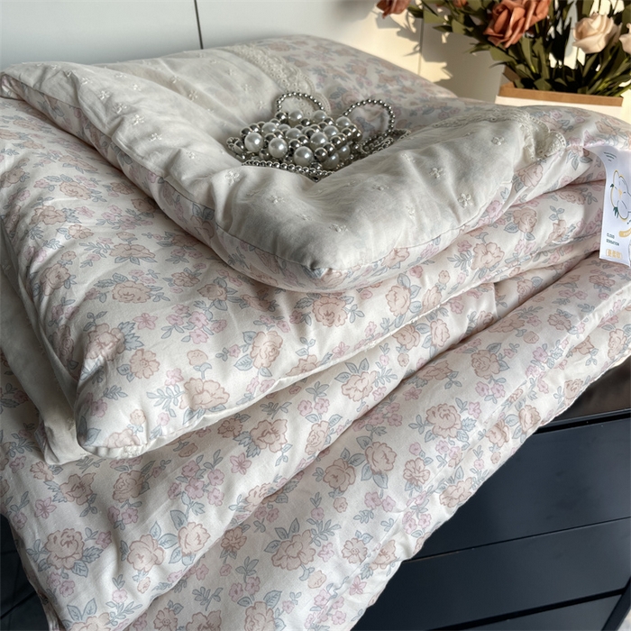 91家纺网 家纺一手货源 找家纺 奈萝家纺 奈萝2025新款全棉13372法式花边纯棉夏被春秋被 蔷薇花粉