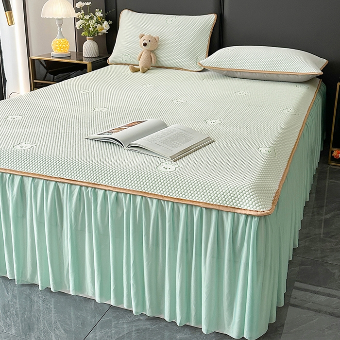 91家纺网 家纺一手货源 找家纺 爱洛家纺 2025新款凉感丝豆豆床裙席 水绿小熊