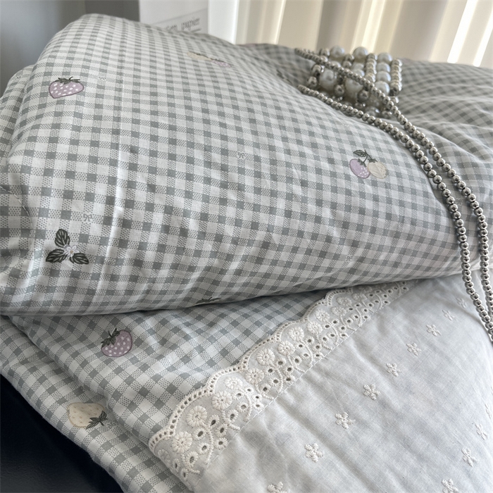 91家纺网 家纺一手货源 找家纺 奈萝家纺 奈萝2025新款全棉13372法式花边纯棉夏被春秋被 格子草莓