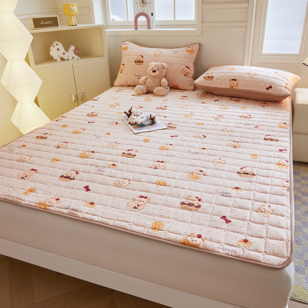 91家纺网 家纺一手货源 找家纺 魅图家纺 2025新款A类云朵棉抗菌棉花床护垫 甜心小熊