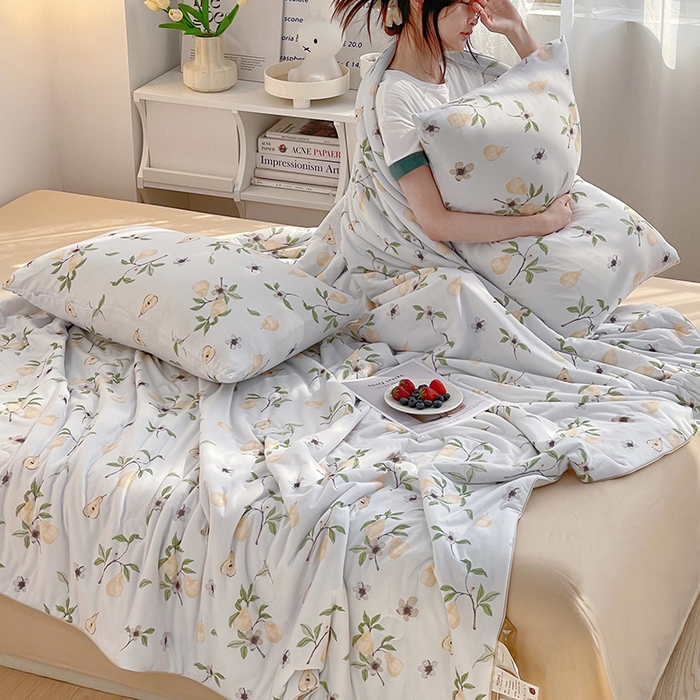 91家纺网 家纺一手货源 找家纺 简爱 2025新款A类针织棉大豆纤维夏被 杏雨梨云