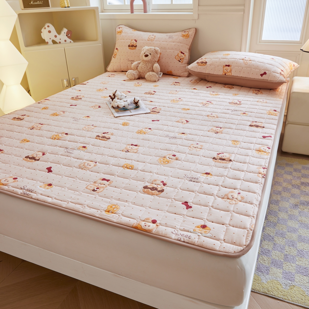 91家纺网 家纺一手货源 找家纺 魅图家纺 2025新款A类云朵棉抗菌棉花床护垫 甜心小熊