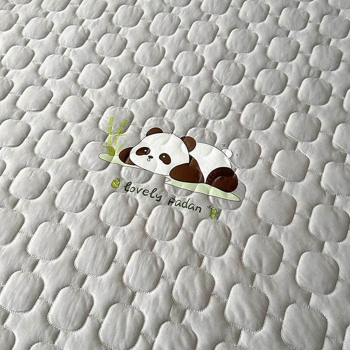 91家纺网 家纺一手货源 找家纺 爱洛家纺 2025新款凉感丝羽丝棉床垫 熊猫-浅灰