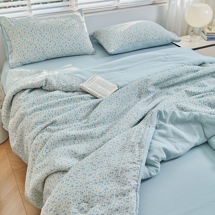 91家纺网 家纺一手货源 找家纺 迪乐妮 2025新款彩竺棉夏被四件套 奶蓝泡芙