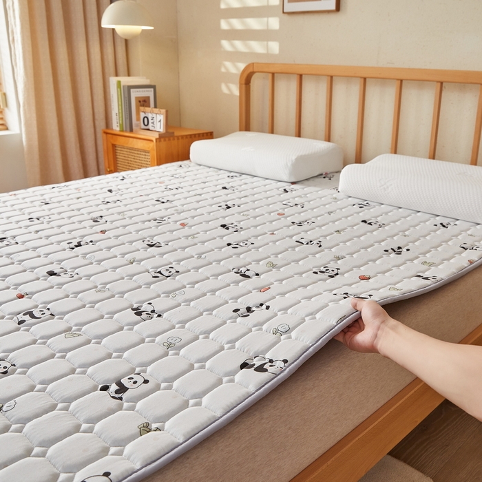 91家纺网 家纺一手货源 找家纺 迪乐妮 2025新款双面可用抑菌冰丝床褥爬爬垫-大床图 熊猫