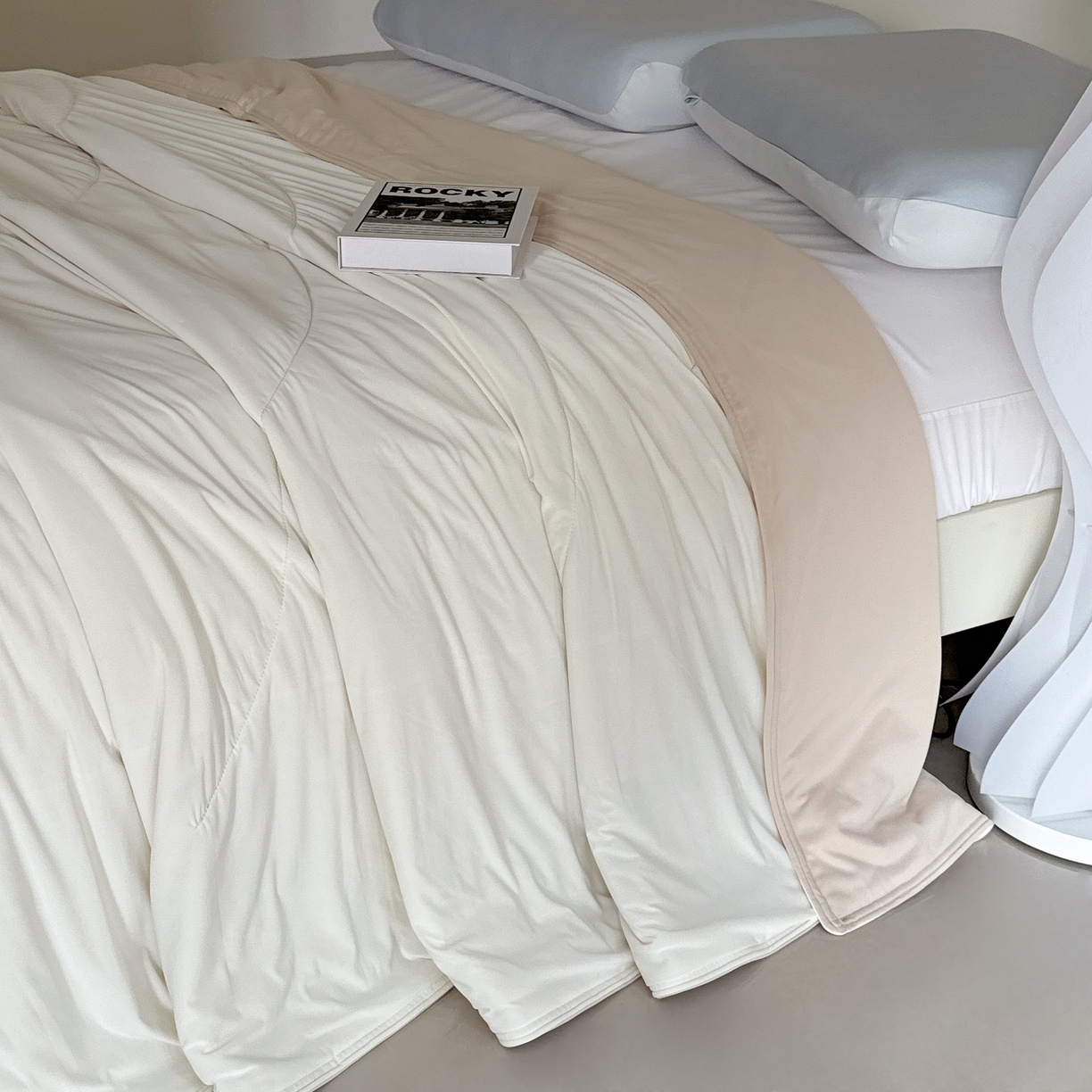 91家纺网 家纺一手货源 找家纺 兜米家居 2025新品某朵同款深睡双感夏被空调被 浅杏