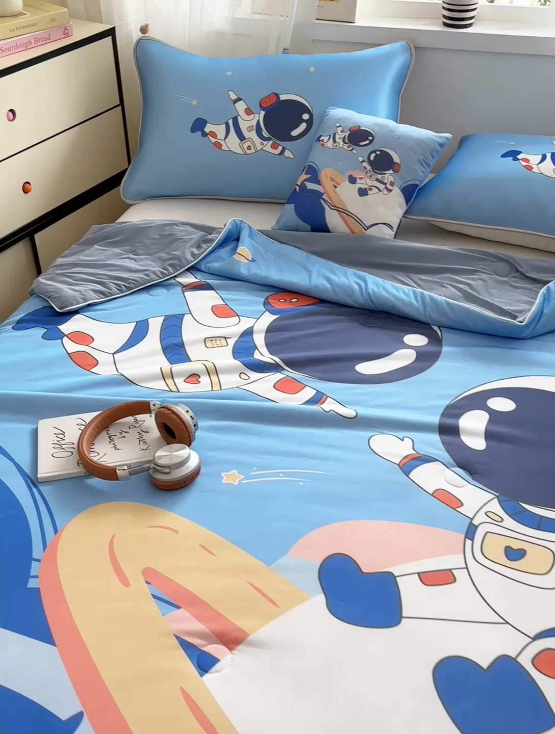 91家纺网 家纺一手货源 找家纺 ds生活馆 2025新款A类大版卡通凉感丝夏被 遨游太空