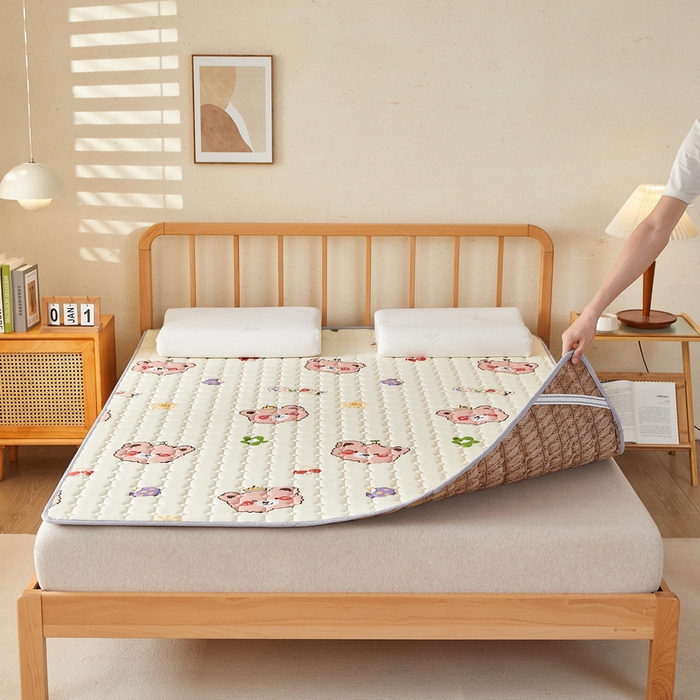 91家纺网 家纺一手货源 找家纺 迪乐妮 2025新款双面可用抑菌冰丝床褥爬爬垫-大床图 米熊