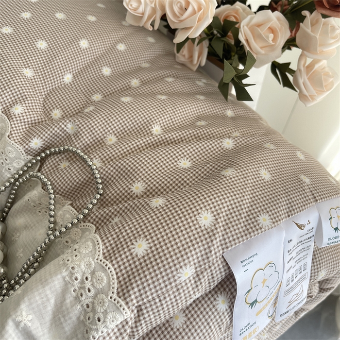 91家纺网 家纺一手货源 找家纺 奈萝家纺 奈萝2025新款全棉13372法式花边纯棉夏被春秋被 格子雏菊