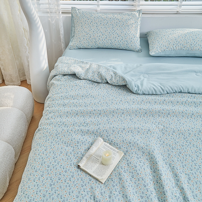 91家纺网 家纺一手货源 找家纺 迪乐妮 2025新款彩竺棉夏被四件套 奶蓝泡芙